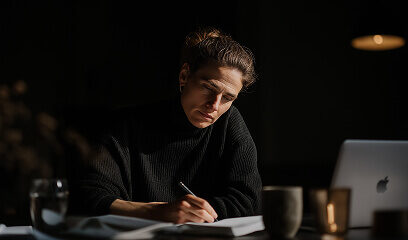 Person som skriver kontrakt som illustrerar allmänna villkor Hasty